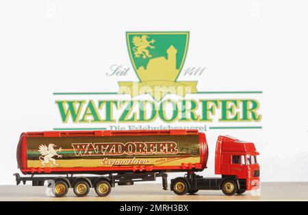 Deutschland. 01. Februar 2023. In dieser Fotoabbildung ein Lkw-Modell mit der Aufschrift Watzdorfer auf dem Hintergrund des Firmenlogos auf dem Monitor. Watzdorfer Traditional & Specialty Brewery ist seit 1411 in Watzdorf, Thüringen, Deutschland, tätig. Kredit: SOPA Images Limited/Alamy Live News Stockfoto