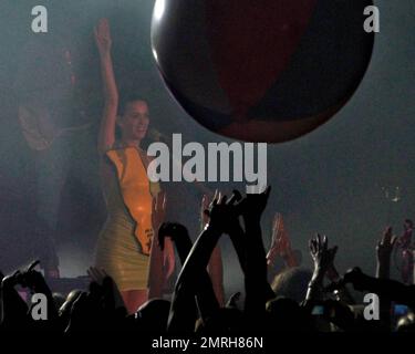 Katy Perry, der internationale Sänger und Songwriter, tritt live auf Atlantis Paradise Island im Grand Ballroom auf. Perry trat Atlantis-Gästen in einem lindgrünen Gummikleid auf, geschmückt mit einer gelben Karte des kalifornischen Staates und einem roten Stern „You are here“. Im echten Perry-Stil war die Bühne mit Neon Palmen und hüpfenden Strandbällen für die Menge bedeckt. Perry veröffentlicht im August ihr neues Album „Teenage Dream“ mit ihren zehn besten Singles „California Gurls“, der schnellsten Single-Top-10-Radio seit über vier Jahren. Bahamas 7/17/2010 Stockfoto