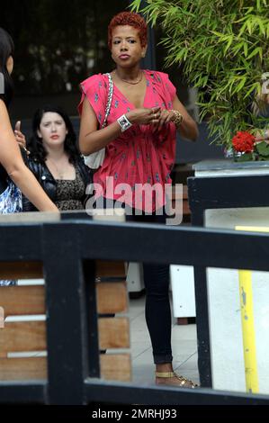 Nachdem er heute bei den Silver Clef Awards O2 den „Raymond weil International Award“ gewonnen hat, verbringt der Sänger/Songwriter Kelis einige Zeit mit Freunden in den Southbank Studios und wechselt dort das Outfit. London, Großbritannien. 7/2/10. Stockfoto