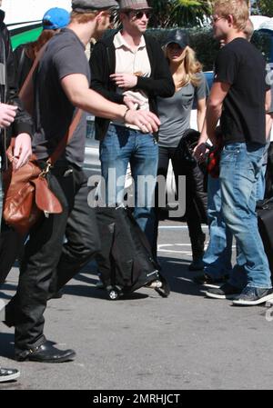 EXKLUSIV!! Kellan Lutz und AnnaLynne McCord verlassen gemeinsam das Shore Club Hotel in Miami Beach, begleitet von Kellans Bruder Brandon. Miami Beach, Florida 2/7/10. Stockfoto