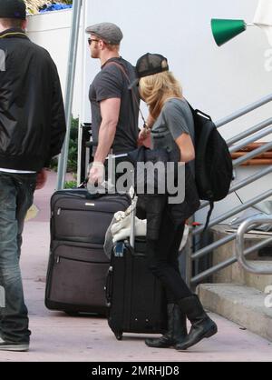 EXKLUSIV!! Kellan Lutz und AnnaLynne McCord verlassen gemeinsam das Shore Club Hotel in Miami Beach, begleitet von Kellans Bruder Brandon. Miami Beach, Florida 2/7/10. Stockfoto