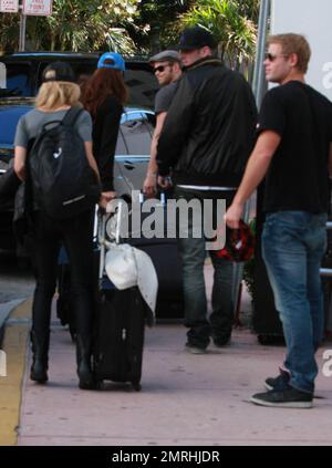 EXKLUSIV!! Kellan Lutz und AnnaLynne McCord verlassen gemeinsam das Shore Club Hotel in Miami Beach, begleitet von Kellans Bruder Brandon. Miami Beach, Florida 2/7/10. Stockfoto