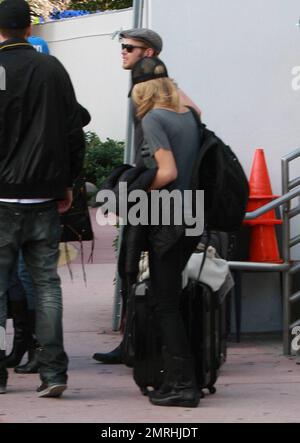 EXKLUSIV!! Kellan Lutz und AnnaLynne McCord verlassen gemeinsam das Shore Club Hotel in Miami Beach, begleitet von Kellans Bruder Brandon. Miami Beach, Florida 2/7/10. Stockfoto