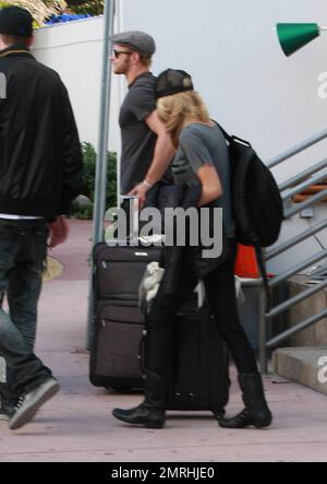 EXKLUSIV!! Kellan Lutz und AnnaLynne McCord verlassen gemeinsam das Shore Club Hotel in Miami Beach, begleitet von Kellans Bruder Brandon. Miami Beach, Florida 2/7/10. Stockfoto