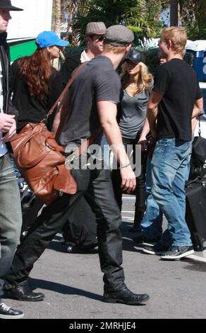 EXKLUSIV!! Kellan Lutz und AnnaLynne McCord verlassen gemeinsam das Shore Club Hotel in Miami Beach, begleitet von Kellans Bruder Brandon. Miami Beach, Florida 2/7/10. Stockfoto