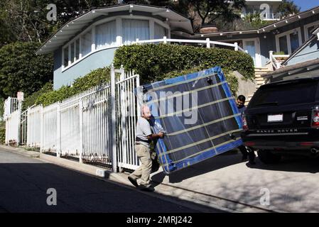 Die Umzugsleute fangen an, Kelly Osbournes Besitztümer in ihr neues Zuhause zu transportieren. Laut Berichten zieht Kelly jetzt in ein West Hollywood-Wohnungsgebäude um, einst Heimat von Lindsay Lohan und Samantha Ronson, und freut sich auf mehr Platz. Sie sagte: „Mein Haus ist schön, aber ich habe das Gefühl, dass ich etwas darüber hinaus gewachsen bin. Es ist nur ein winziges Schlafzimmer mit wenig Platz, und es scheint, als würde es an den Nähten platzen.“ Kelly kehrte vor kurzem nach LA zurück, nachdem sie mit Miley Cyrus in New Orleans „so Undercover“ gedreht hatte, und ist begeistert von ihrem neuen Zuhause, das zusätzlich zu mehr Platz, einschließlich eines begehbaren Clans, verfügt Stockfoto