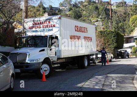 Die Umzugsleute fangen an, Kelly Osbournes Besitztümer in ihr neues Zuhause zu transportieren. Laut Berichten zieht Kelly jetzt in ein West Hollywood-Wohnungsgebäude um, einst Heimat von Lindsay Lohan und Samantha Ronson, und freut sich auf mehr Platz. Sie sagte: „Mein Haus ist schön, aber ich habe das Gefühl, dass ich etwas darüber hinaus gewachsen bin. Es ist nur ein winziges Schlafzimmer mit wenig Platz, und es scheint, als würde es an den Nähten platzen.“ Kelly kehrte vor kurzem nach LA zurück, nachdem sie mit Miley Cyrus in New Orleans „so Undercover“ gedreht hatte, und ist begeistert von ihrem neuen Zuhause, das zusätzlich zu mehr Platz, einschließlich eines begehbaren Clans, verfügt Stockfoto