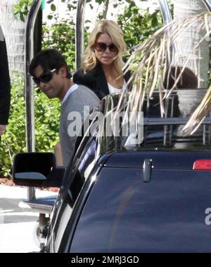 Exklusiv!! Kelly Ripa kommt mit ihrem Mann Marc Consuelos und den Kindern Michael, 11, Lola, 7 und Joaquin aus einem Privatjet am Flughafen Miami an. 6. Der Moderator der TV-Show ist in Miami für die Aufnahme von Live mit Regis & Kelly. Miami, FL 5/1/09. Stockfoto