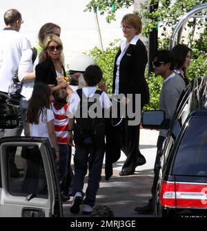 Exklusiv!! Kelly Ripa kommt mit ihrem Mann Marc Consuelos und den Kindern Michael, 11, Lola, 7 und Joaquin aus einem Privatjet am Flughafen Miami an. 6. Der Moderator der TV-Show ist in Miami für die Aufnahme von Live mit Regis & Kelly. Miami, FL 5/1/09. Stockfoto