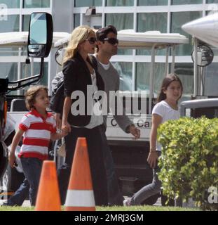 Exklusiv!! Kelly Ripa kommt mit ihrem Mann Marc Consuelos und den Kindern Michael, 11, Lola, 7 und Joaquin aus einem Privatjet am Flughafen Miami an. 6. Der Moderator der TV-Show ist in Miami für die Aufnahme von Live mit Regis & Kelly. Miami, FL 5/1/09. Stockfoto