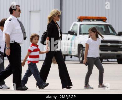 Exklusiv!! Kelly Ripa kommt mit ihrem Mann Marc Consuelos und den Kindern Michael, 11, Lola, 7 und Joaquin aus einem Privatjet am Flughafen Miami an. 6. Der Moderator der TV-Show ist in Miami für die Aufnahme von Live mit Regis & Kelly. Miami, FL 5/1/09. Stockfoto
