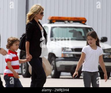 Exklusiv!! Kelly Ripa kommt mit ihrem Mann Marc Consuelos und den Kindern Michael, 11, Lola, 7 und Joaquin aus einem Privatjet am Flughafen Miami an. 6. Der Moderator der TV-Show ist in Miami für die Aufnahme von Live mit Regis & Kelly. Miami, FL 5/1/09. Stockfoto