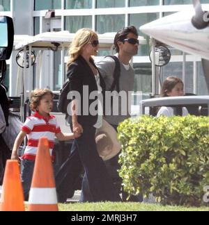 Exklusiv!! Kelly Ripa kommt mit ihrem Mann Marc Consuelos und den Kindern Michael, 11, Lola, 7 und Joaquin aus einem Privatjet am Flughafen Miami an. 6. Der Moderator der TV-Show ist in Miami für die Aufnahme von Live mit Regis & Kelly. Miami, FL 5/1/09. Stockfoto