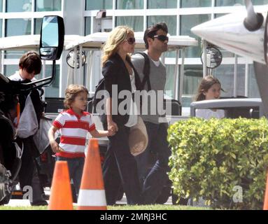 Exklusiv!! Kelly Ripa kommt mit ihrem Mann Marc Consuelos und den Kindern Michael, 11, Lola, 7 und Joaquin aus einem Privatjet am Flughafen Miami an. 6. Der Moderator der TV-Show ist in Miami für die Aufnahme von Live mit Regis & Kelly. Miami, FL 5/1/09. Stockfoto