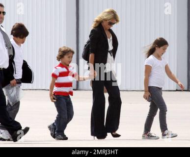 Exklusiv!! Kelly Ripa kommt mit ihrem Mann Marc Consuelos und den Kindern Michael, 11, Lola, 7 und Joaquin aus einem Privatjet am Flughafen Miami an. 6. Der Moderator der TV-Show ist in Miami für die Aufnahme von Live mit Regis & Kelly. Miami, FL 5/1/09. Stockfoto