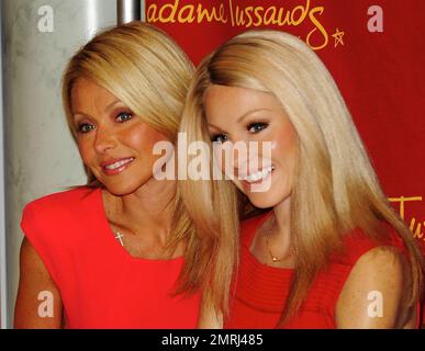 Kelly Ripa wird von Ehemann Mark Consuelos begleitet, während sie ihre Wachsfiguren-Statue im weltberühmten Madame Tussaud's enthüllt. Ripas Statue wurde neben der ihres langjährigen Co-Moderators Regis Philbin platziert. New York, NY. 4/5/11. Stockfoto