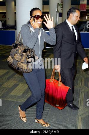 Exklusiv!! Kelly Rowland, amerikanische Sängerin/Songwriterin und Gründungsmitglied von Destiny's Child, trifft am Miami International Airport ein. Nach einem langen Flug wartet sie geduldig auf ihr Gepäck und wird nach einer kurzen Reise zur Gepäckdienstabteilung, um einen verlorenen Koffer zu melden, mit all ihren Sachen wieder vereint. Miami, Florida 10/20/09. Stockfoto