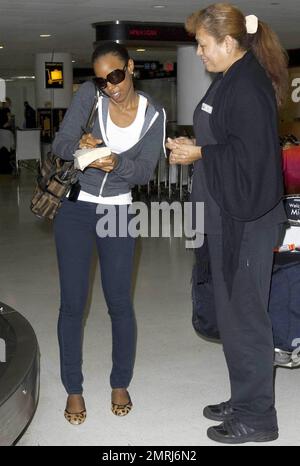 Exklusiv!! Kelly Rowland, amerikanische Sängerin/Songwriterin und Gründungsmitglied von Destiny's Child, trifft am Miami International Airport ein. Nach einem langen Flug wartet sie geduldig auf ihr Gepäck und wird nach einer kurzen Reise zur Gepäckdienstabteilung, um einen verlorenen Koffer zu melden, mit all ihren Sachen wieder vereint. Miami, Florida 10/20/09. Stockfoto