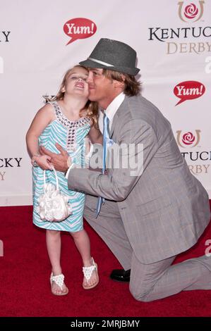 Larry Birkhead und die Tochter Dannielynn, die Mutter der verstorbenen Anna Nicole Smith, treffen auf dem roten Teppich zum jährlichen Kentucky Derby 137. in Louisville, KY, ein. 05/07/11. Stockfoto