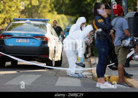 Buenos Aires, Buenos Aires, Argentinien. 31. Januar 2023. Ein Polizist erschoss eine Polizistin und zwei ihrer Gefährten. Es geschah am helllichten Tag auf einer Straße Nazca und Beiro, in der Nachbarschaft von Agronomia. (Kreditbild: © Claudio Santisteban/ZUMA Press Wire) NUR REDAKTIONELLE VERWENDUNG! Nicht für den kommerziellen GEBRAUCH! Stockfoto