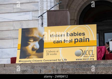 St. Paul, Minnesota. Jährliche Pro-Life-Abtreibung-Rallye. Der MCCL-Marsch für das Leben 2023 nutzt die Gelegenheit, um gewählten Funktionären zu sagen, dass ungeborene Kinder Stockfoto