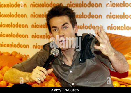 Austragungsort der Nickelodeon Australia's Kids Choice Awards 2010, US-Schauspieler Jerry Trainor tanzt vor der Veranstaltung mit der Finalistin Karen Wong aus Singapur in einem Spielfeld herum. Sydney, Australien. 10/8/10. Stockfoto