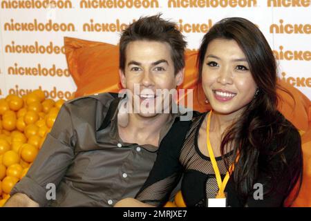 Austragungsort der Nickelodeon Australia's Kids Choice Awards 2010, US-Schauspieler Jerry Trainor tanzt vor der Veranstaltung mit der Finalistin Karen Wong aus Singapur in einem Spielfeld herum. Sydney, Australien. 10/8/10. Stockfoto