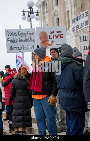 St. Paul, Minnesota. Jährliche Pro-Life-Abtreibung-Rallye. Der MCCL-Marsch für das Leben 2023 nutzt die Gelegenheit, um gewählten Funktionären zu sagen, dass ungeborene Kinder Stockfoto