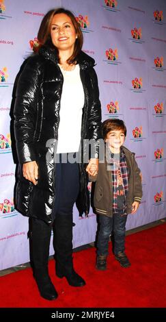 Mariska Hargitay und Angus an der Elizabeth Glaser Pediatric AIDS Foundation - Kids for Kids Family Carnival in New York, NY. 11/6/10. Stockfoto