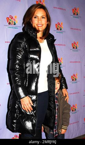 Mariska Hargitay und Angus an der Elizabeth Glaser Pediatric AIDS Foundation - Kids for Kids Family Carnival in New York, NY. 11/6/10. Stockfoto