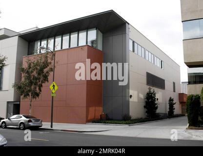 Das ist das Glendale City Gefängnis, wo Kiefer Sutherland derzeit seine 48-tägige Gefängnisstrafe verbüßt. Das Gefängnis ist eine hochmoderne Podular-Einrichtung, die 32.000 Quadratmeter groß ist und 48 Zellen und 96 Betten hat. Es ist das dritthäufigste städtische Gefängnis im Los Angeles County und jede 10x8-Zelle ist eine Doppelbelegung mit Toilette, Waschbecken und Springbrunnen. Eine Dusche ist im Tagesbereich vorhanden. Los Angeles, Kalifornien. 12/6/07. Stockfoto