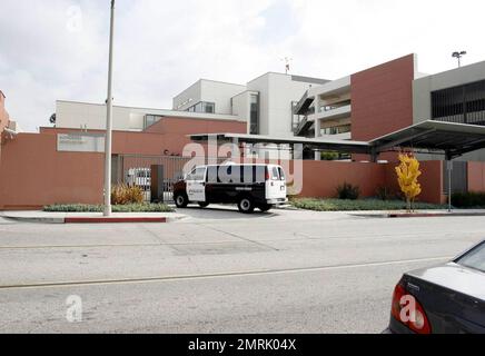 Das ist das Glendale City Gefängnis, wo Kiefer Sutherland derzeit seine 48-tägige Gefängnisstrafe verbüßt. Das Gefängnis ist eine hochmoderne Podular-Einrichtung, die 32.000 Quadratmeter groß ist und 48 Zellen und 96 Betten hat. Es ist das dritthäufigste städtische Gefängnis im Los Angeles County und jede 10x8-Zelle ist eine Doppelbelegung mit Toilette, Waschbecken und Springbrunnen. Eine Dusche ist im Tagesbereich vorhanden. Los Angeles, Kalifornien. 12/6/07. Stockfoto