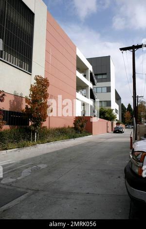 Das ist das Glendale City Gefängnis, wo Kiefer Sutherland derzeit seine 48-tägige Gefängnisstrafe verbüßt. Das Gefängnis ist eine hochmoderne Podular-Einrichtung, die 32.000 Quadratmeter groß ist und 48 Zellen und 96 Betten hat. Es ist das dritthäufigste städtische Gefängnis im Los Angeles County und jede 10x8-Zelle ist eine Doppelbelegung mit Toilette, Waschbecken und Springbrunnen. Eine Dusche ist im Tagesbereich vorhanden. Los Angeles, Kalifornien. 12/6/07. Stockfoto