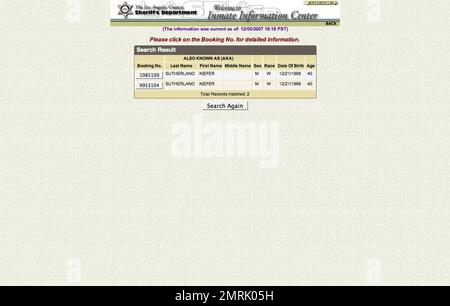 Das ist der Verhaftungsbericht von Kiefer Sutherland. Sutherland hat im Glendale eingecheckt, Kalifornien Das Stadtgefängnis heute Abend, nachdem ein Richter ihm erlaubt hat, seine Strafe in einer anderen Einrichtung als der L.A. zu verbüßen County Twin Towers. Kiefer wird 48 Tage im Gefängnis verbringen, nachdem er sich wegen Trunkenheit am Steuer schuldig bekennt. Sein Plan war es, sich an seinem Geburtstag am 21. Dezember zu stellen und die („24“) Weihnachtszeit der Show zu nutzen, aber da der Schreiber durch den Streik die Show zurückgestellt hatte, hat er sich früher gemeldet. Das Glendale City Gefängnis hat 96 Betten und 48 Zellen. Die Zellen sind 10x8-Zimmer mit Doppelbelegung, die über ein verfügen Stockfoto