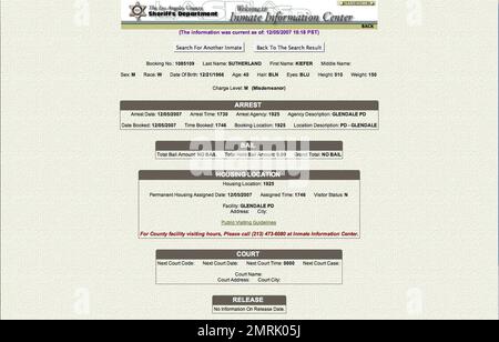 Das ist der Verhaftungsbericht von Kiefer Sutherland. Sutherland hat im Glendale eingecheckt, Kalifornien Das Stadtgefängnis heute Abend, nachdem ein Richter ihm erlaubt hat, seine Strafe in einer anderen Einrichtung als der L.A. zu verbüßen County Twin Towers. Kiefer wird 48 Tage im Gefängnis verbringen, nachdem er sich wegen Trunkenheit am Steuer schuldig bekennt. Sein Plan war es, sich an seinem Geburtstag am 21. Dezember zu stellen und die („24“) Weihnachtszeit der Show zu nutzen, aber da der Schreiber durch den Streik die Show zurückgestellt hatte, hat er sich früher gemeldet. Das Glendale City Gefängnis hat 96 Betten und 48 Zellen. Die Zellen sind 10x8-Zimmer mit Doppelbelegung, die über ein verfügen Stockfoto
