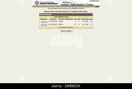 Das ist der Verhaftungsbericht von Kiefer Sutherland. Sutherland hat im Glendale eingecheckt, Kalifornien Das Stadtgefängnis heute Abend, nachdem ein Richter ihm erlaubt hat, seine Strafe in einer anderen Einrichtung als der L.A. zu verbüßen County Twin Towers. Kiefer wird 48 Tage im Gefängnis verbringen, nachdem er sich wegen Trunkenheit am Steuer schuldig bekennt. Sein Plan war es, sich an seinem Geburtstag am 21. Dezember zu stellen und die („24“) Weihnachtszeit der Show zu nutzen, aber da der Schreiber durch den Streik die Show zurückgestellt hatte, hat er sich früher gemeldet. Das Glendale City Gefängnis hat 96 Betten und 48 Zellen. Die Zellen sind 10x8-Zimmer mit Doppelbelegung, die über ein verfügen Stockfoto