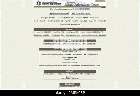 Das ist der Verhaftungsbericht von Kiefer Sutherland. Sutherland hat im Glendale eingecheckt, Kalifornien Das Stadtgefängnis heute Abend, nachdem ein Richter ihm erlaubt hat, seine Strafe in einer anderen Einrichtung als der L.A. zu verbüßen County Twin Towers. Kiefer wird 48 Tage im Gefängnis verbringen, nachdem er sich wegen Trunkenheit am Steuer schuldig bekennt. Sein Plan war es, sich an seinem Geburtstag am 21. Dezember zu stellen und die („24“) Weihnachtszeit der Show zu nutzen, aber da der Schreiber durch den Streik die Show zurückgestellt hatte, hat er sich früher gemeldet. Das Glendale City Gefängnis hat 96 Betten und 48 Zellen. Die Zellen sind 10x8-Zimmer mit Doppelbelegung, die über ein verfügen Stockfoto