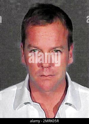 Das ist das Buchungsfoto für Kiefer Sutherland. Sutherland hat im Glendale eingecheckt, Kalifornien Das Stadtgefängnis heute Abend, nachdem ein Richter ihm erlaubt hat, seine Strafe in einer anderen Einrichtung als der L.A. zu verbüßen County Twin Towers. Kiefer wird 48 Tage im Gefängnis verbringen, nachdem er sich wegen Trunkenheit am Steuer schuldig bekennt. Sein Plan war es, sich an seinem Geburtstag am 21. Dezember zu stellen und die („24“) Weihnachtszeit der Show zu nutzen, aber da der Schreiber durch den Streik die Show zurückgestellt hatte, hat er sich früher gemeldet. Das Glendale City Gefängnis hat 96 Betten und 48 Zellen. Die Zellen sind 10x8-Zimmer mit Doppelbelegung, die über ein verfügen Stockfoto