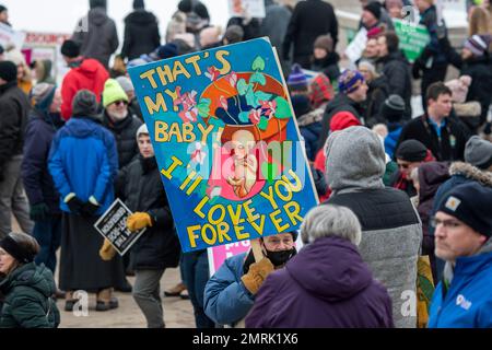 St. Paul, Minnesota. Jährliche Pro-Life-Abtreibung-Rallye. Der MCCL-Marsch für das Leben 2023 nutzt die Gelegenheit, um gewählten Funktionären zu sagen, dass ungeborene Kinder Stockfoto