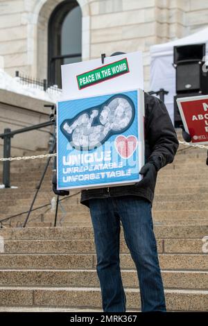 St. Paul, Minnesota. Jährliche Pro-Life-Abtreibung-Rallye. Der MCCL-Marsch für das Leben 2023 nutzt die Gelegenheit, um gewählten Funktionären zu sagen, dass ungeborene Kinder Stockfoto