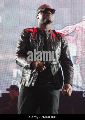 Taio Cruz tritt live während des KIIS Jingle Ball 2010 im Nokia Theatre auf. Los Angeles, Kalifornien. 12/05/10. Stockfoto