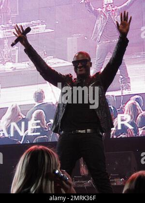 Taio Cruz tritt live während des KIIS Jingle Ball 2010 im Nokia Theatre auf. Los Angeles, Kalifornien. 12/05/10. Stockfoto