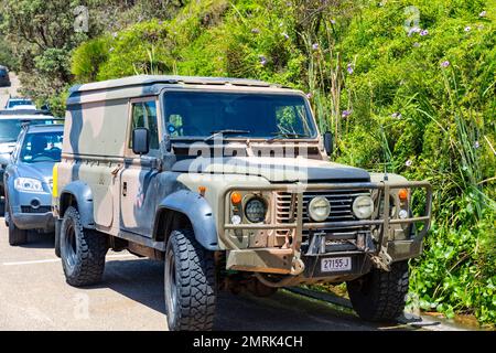 Modell 1989 Land Rover Defender 110 in Armeefarben geparkt am Warriewood Beach in Sydney, NSW, Australien Stockfoto