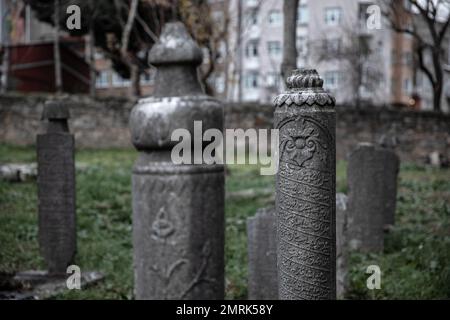 Einige Grabsteine haben Motive. Man sieht, dass der 400 Jahre alte historische Friedhof in Kadikoy vernachlässigt wird. Der Ayrilik Cesme-Friedhof, der letzte Teil des Karacaahmet-Friedhofs in Istanbul Uskudar, beherbergt die Gräber der Namen, die im Osmanischen Palast gedient haben, und ist in Ruinen verwandelt. Es ist bekannt, dass der Beerdigungsprozess auf dem Friedhof, wo die ersten Beerdigungen vor 400 Jahren stattfanden, bis zum Anfang des 20. Jahrhunderts andauerte. Auf dem Friedhof, wo die meisten Grabsteine zerstört wurden, fielen einige der Köpfe ab, und an einigen Orten wurden die Steine mit Farbe gepflanzt Stockfoto