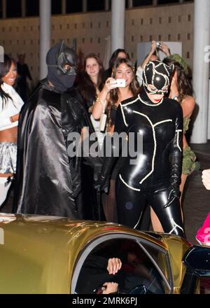 Sie kommen in einem goldenen Lamborghini an und sind als „Katzenfrau“ verkleidet. Kim Kardashian kommt am Fountainebleau Miami Beach in LIV an, um ihre Halloween-Geburtstagsfeier zu feiern. Zur „Batman“-Crew gehörten Kayne West als „Batman“, Kourtney Kardashian als „Batgirl“, Scott Disick als „Robin“ und Jonathan Cheban als „Riddler“. Miami Beach, Florida 31. Oktober 2012. Stockfoto