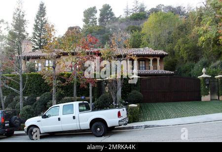 Außenansicht der $4,8 Millionen Dollar schweren Villa mit fünf Schlafzimmern des Reality-TV-Stars Kim Kardashian, die sie im März 2010 gekauft hat, angeblich mit dem damaligen Freund des Fußballspielers Reggie Bush. Die zweistöckige Unterkunft im toskanischen Stil verfügt über hohe Wände mit Weinreben, vier Badezimmer, Spa, Außenpool, gepflegte Rasenflächen und Gärten, die durch den Wohnbereich im Freien, der angeblich perfekt für Unterhaltung ist, akzentuiert werden. Kardashian, die bereits ein Buch und einen Duft unter ihrem Gürtel hat, zusammen mit dem Bekleidungsgeschäft, DAS sie zusammen mit den Schwestern Kourtney und Khloe eröffnete, hinterließ ihre drei-Schlafzimmer West Hollywood Wohnung Stockfoto