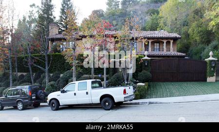 Außenansicht der $4,8 Millionen Dollar schweren Villa mit fünf Schlafzimmern des Reality-TV-Stars Kim Kardashian, die sie im März 2010 gekauft hat, angeblich mit dem damaligen Freund des Fußballspielers Reggie Bush. Die zweistöckige Unterkunft im toskanischen Stil verfügt über hohe Wände mit Weinreben, vier Badezimmer, Spa, Außenpool, gepflegte Rasenflächen und Gärten, die durch den Wohnbereich im Freien, der angeblich perfekt für Unterhaltung ist, akzentuiert werden. Kardashian, die bereits ein Buch und einen Duft unter ihrem Gürtel hat, zusammen mit dem Bekleidungsgeschäft, DAS sie zusammen mit den Schwestern Kourtney und Khloe eröffnete, hinterließ ihre drei-Schlafzimmer West Hollywood Wohnung Stockfoto