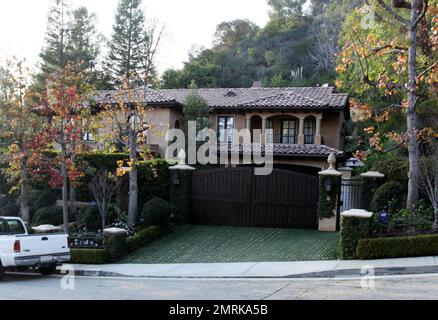 Außenansicht der $4,8 Millionen Dollar schweren Villa mit fünf Schlafzimmern des Reality-TV-Stars Kim Kardashian, die sie im März 2010 gekauft hat, angeblich mit dem damaligen Freund des Fußballspielers Reggie Bush. Die zweistöckige Unterkunft im toskanischen Stil verfügt über hohe Wände mit Weinreben, vier Badezimmer, Spa, Außenpool, gepflegte Rasenflächen und Gärten, die durch den Wohnbereich im Freien, der angeblich perfekt für Unterhaltung ist, akzentuiert werden. Kardashian, die bereits ein Buch und einen Duft unter ihrem Gürtel hat, zusammen mit dem Bekleidungsgeschäft, DAS sie zusammen mit den Schwestern Kourtney und Khloe eröffnete, hinterließ ihre drei-Schlafzimmer West Hollywood Wohnung Stockfoto