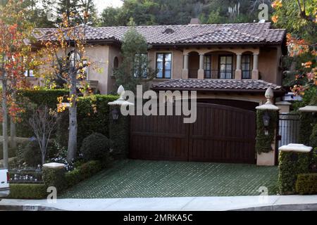 Außenansicht der $4,8 Millionen Dollar schweren Villa mit fünf Schlafzimmern des Reality-TV-Stars Kim Kardashian, die sie im März 2010 gekauft hat, angeblich mit dem damaligen Freund des Fußballspielers Reggie Bush. Die zweistöckige Unterkunft im toskanischen Stil verfügt über hohe Wände mit Weinreben, vier Badezimmer, Spa, Außenpool, gepflegte Rasenflächen und Gärten, die durch den Wohnbereich im Freien, der angeblich perfekt für Unterhaltung ist, akzentuiert werden. Kardashian, die bereits ein Buch und einen Duft unter ihrem Gürtel hat, zusammen mit dem Bekleidungsgeschäft, DAS sie zusammen mit den Schwestern Kourtney und Khloe eröffnete, hinterließ ihre drei-Schlafzimmer West Hollywood Wohnung Stockfoto