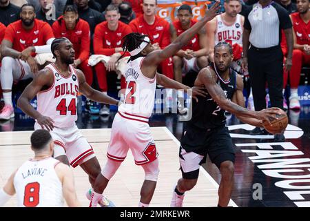 Chicago, USA. 31. Januar 2023. Kawhi Leonard (2 Los Angeles Clippers) versucht, den Ball während des Spiels zwischen den Chicago Bulls und den Los Angeles Clippers am Dienstag, den 31. Januar 2023, im United Center, Chicago, USA, zu spielen. (KEINE KOMMERZIELLE NUTZUNG) (Foto: Shaina Benhiyoun/Sports Press Photo/C - FRIST VON EINER STUNDE - FTP NUR AKTIVIEREN, WENN BILDER WENIGER ALS EINE STUNDE ALT sind - Alamy) Guthaben: SPP Sport Press Photo. Alamy Live News Stockfoto